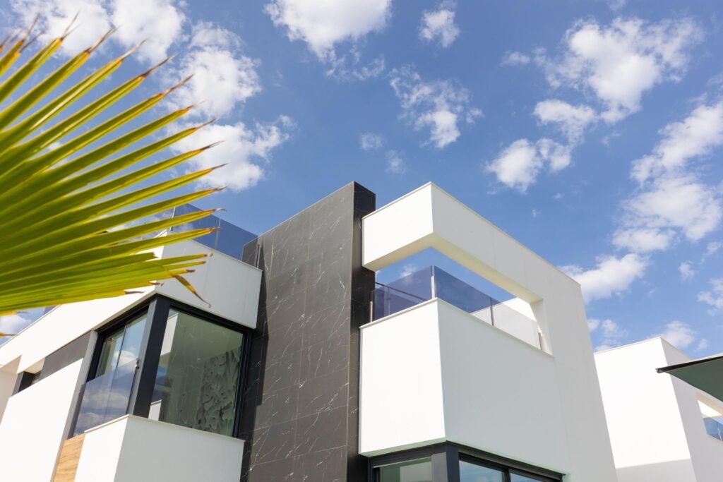 Moderne Luxusvilla mit Pool und Dachterrasse