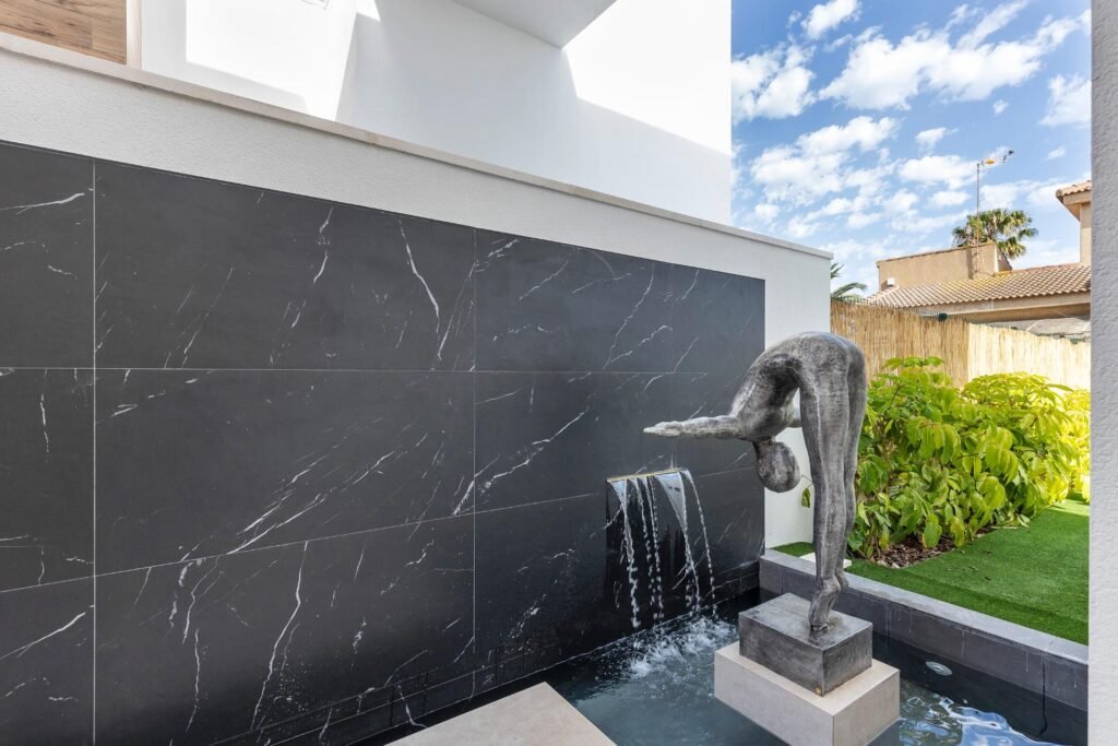 Moderne Luxusvilla mit Pool und Dachterrasse