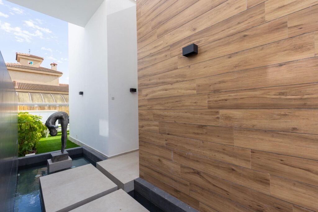 Moderne Luxusvilla mit Pool und Dachterrasse
