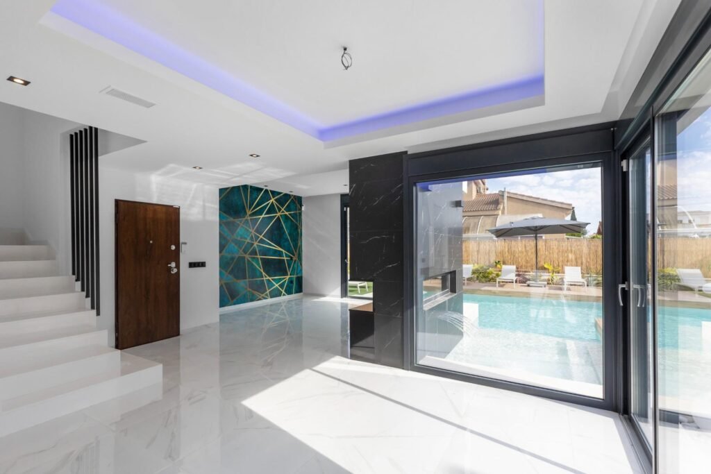 Moderne Luxusvilla mit Pool und Dachterrasse