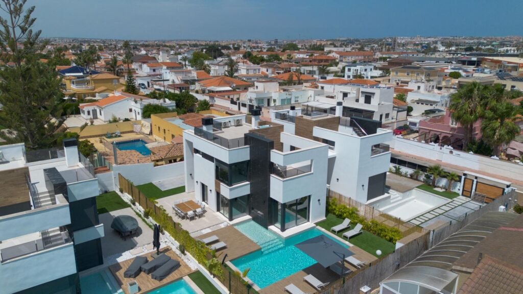 Moderne Luxusvilla mit Pool und Dachterrasse