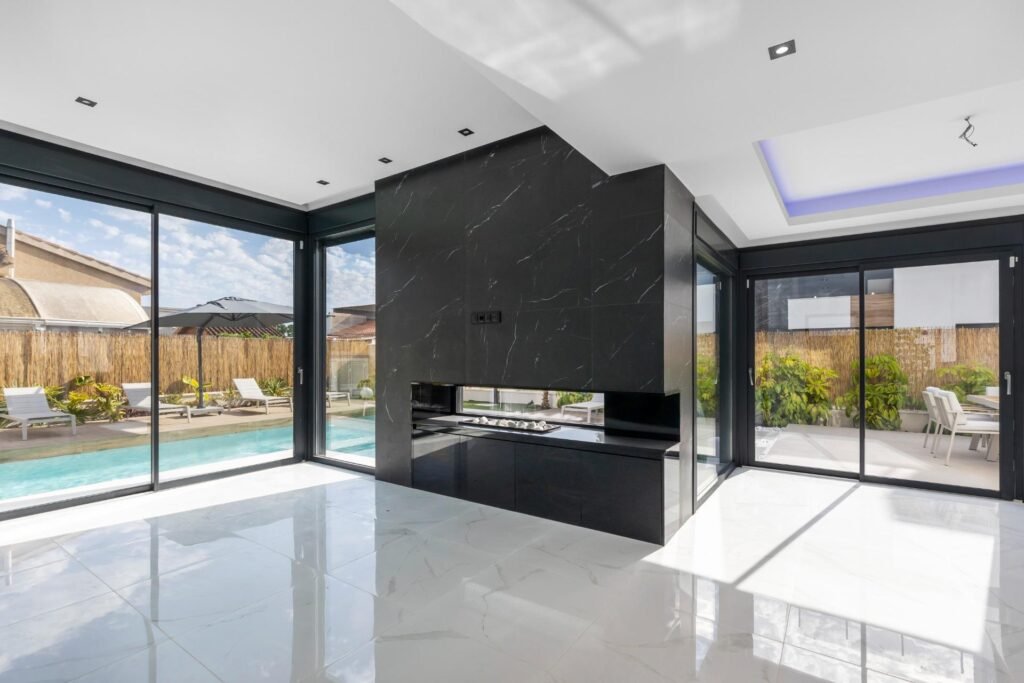 Moderne Luxusvilla mit Pool und Dachterrasse