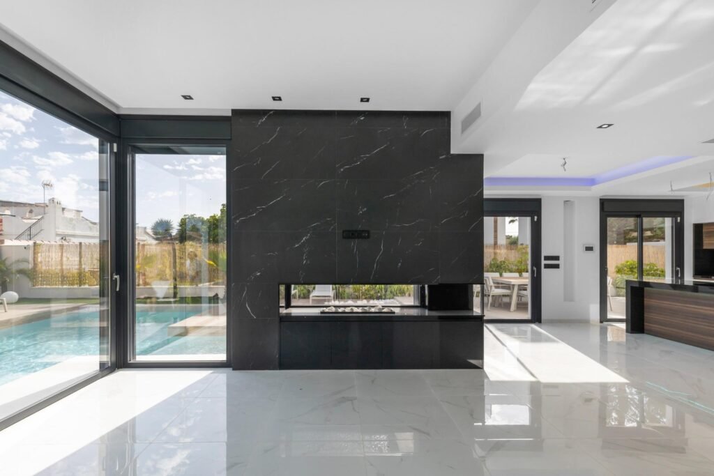 Moderne Luxusvilla mit Pool und Dachterrasse