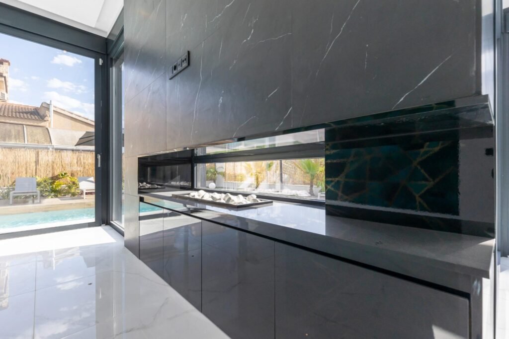 Moderne Luxusvilla mit Pool und Dachterrasse