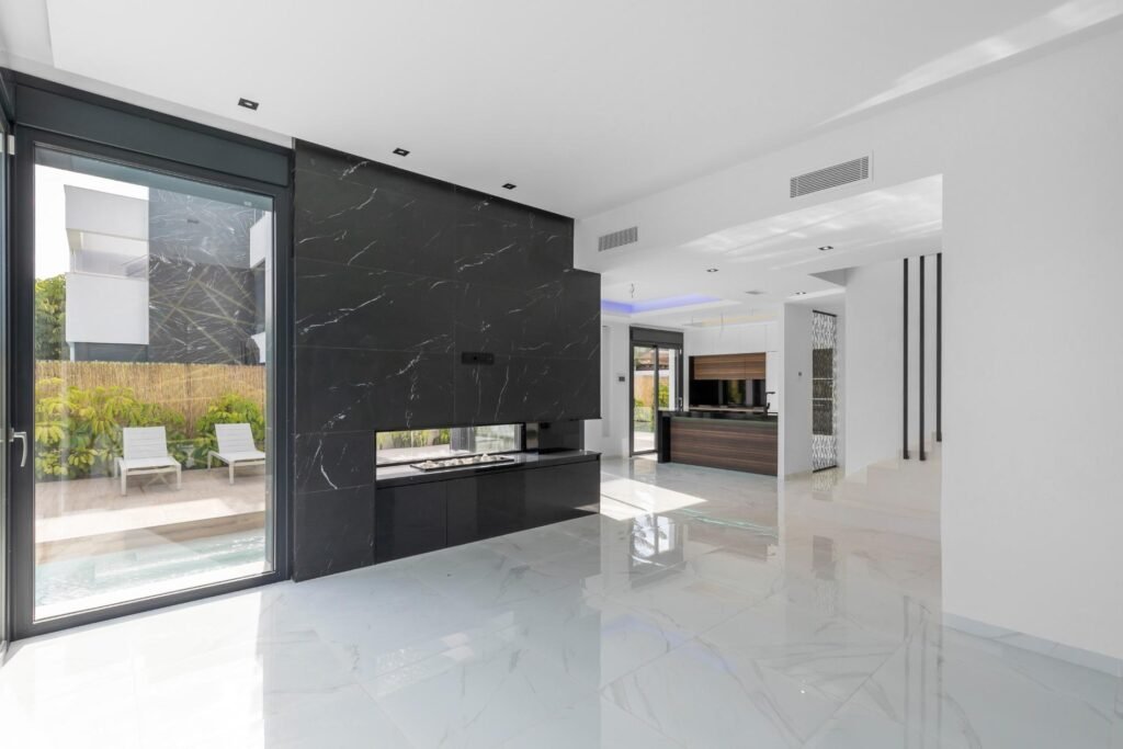 Moderne Luxusvilla mit Pool und Dachterrasse