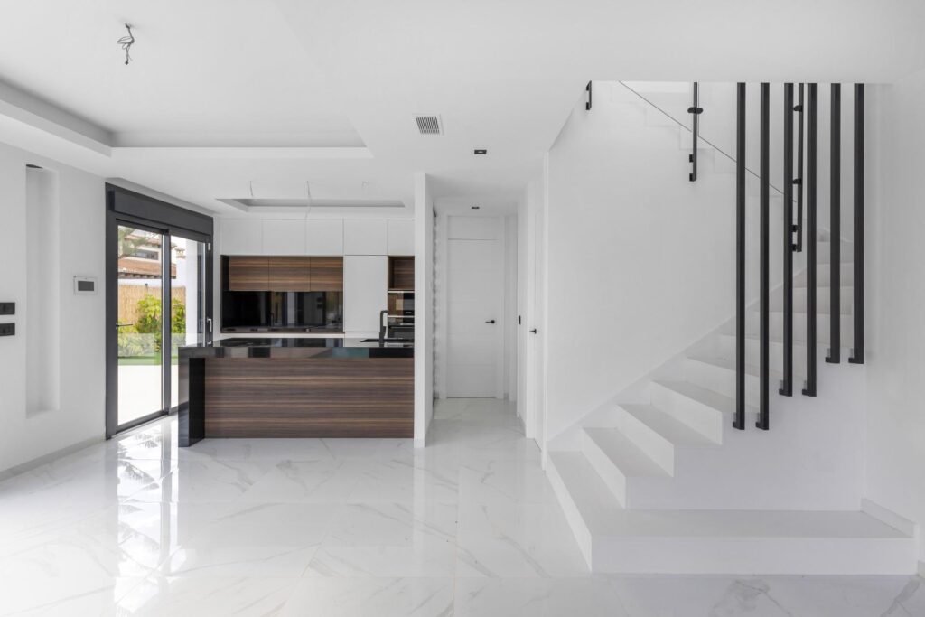 Moderne Luxusvilla mit Pool und Dachterrasse