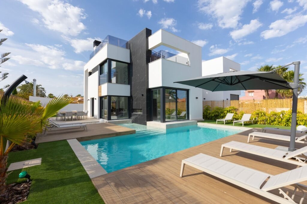 Moderne Luxusvilla mit Pool und Dachterrasse