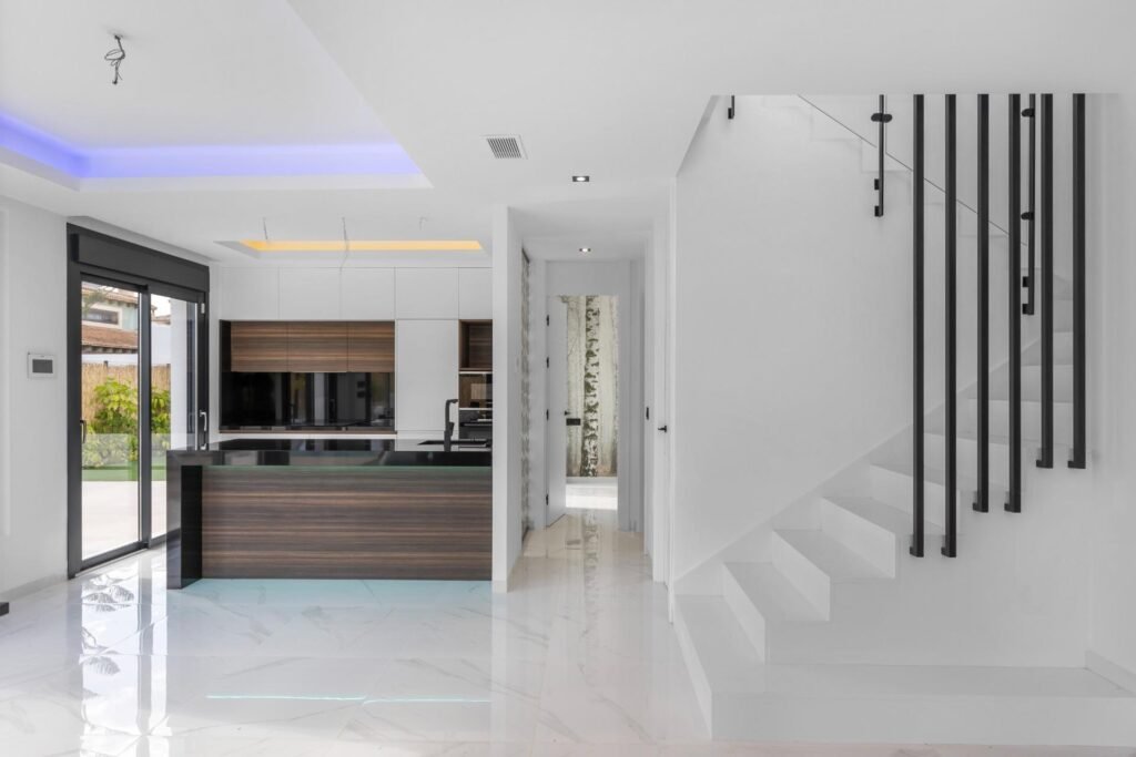 Moderne Luxusvilla mit Pool und Dachterrasse