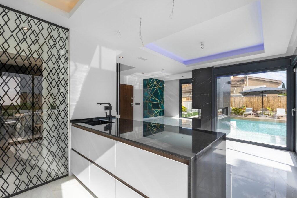 Moderne Luxusvilla mit Pool und Dachterrasse
