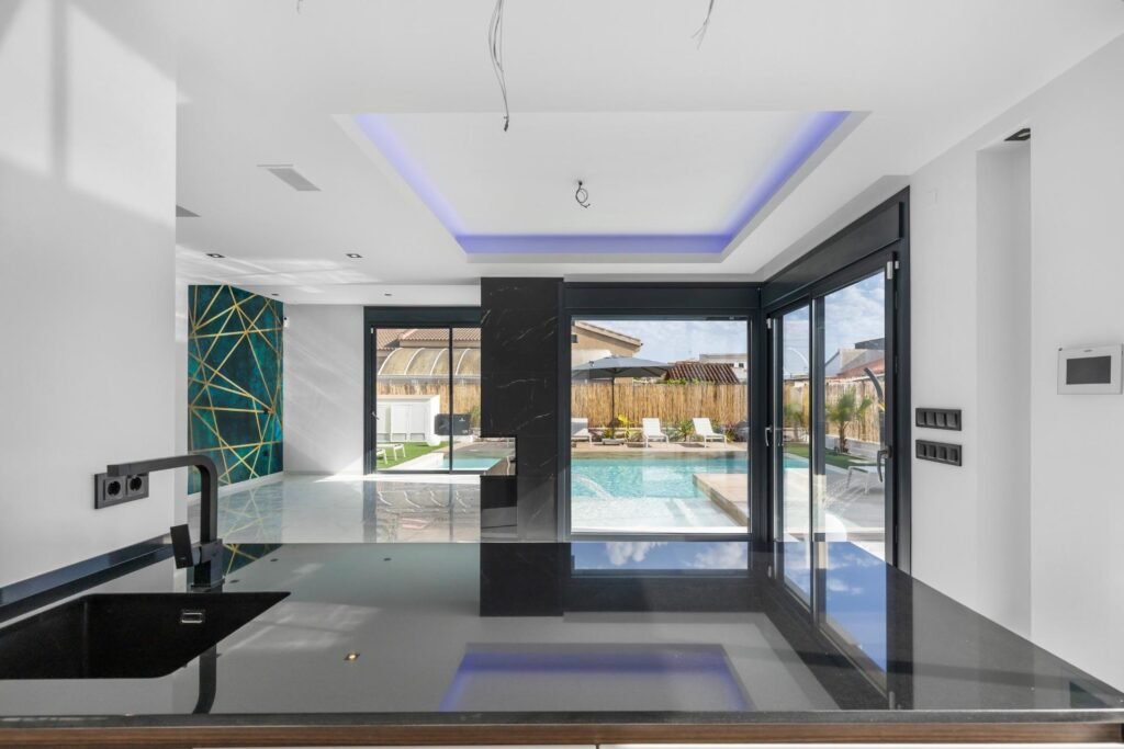 Moderne Luxusvilla mit Pool und Dachterrasse