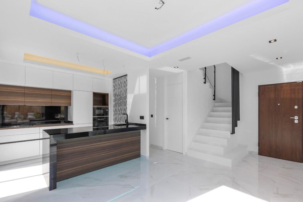 Moderne Luxusvilla mit Pool und Dachterrasse