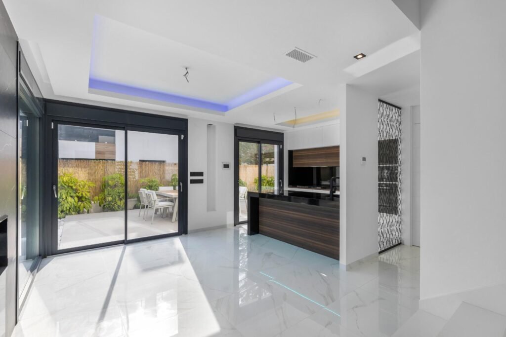 Moderne Luxusvilla mit Pool und Dachterrasse