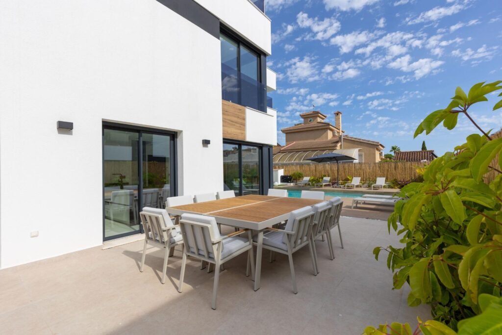 Moderne Luxusvilla mit Pool und Dachterrasse