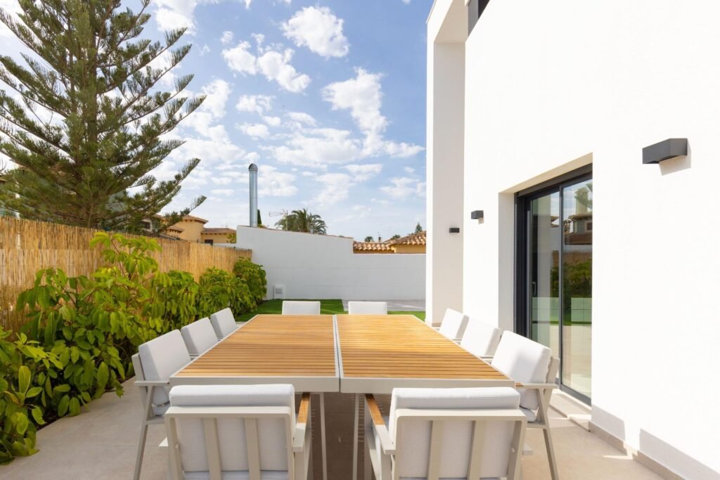 Moderne Luxusvilla mit Pool und Dachterrasse