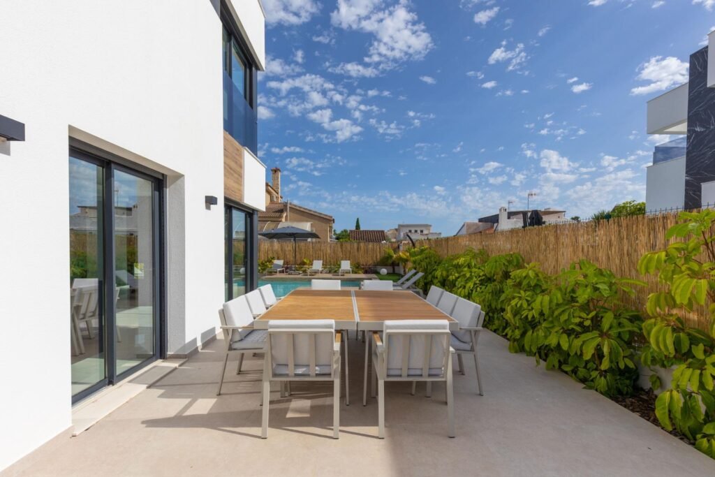 Moderne Luxusvilla mit Pool und Dachterrasse
