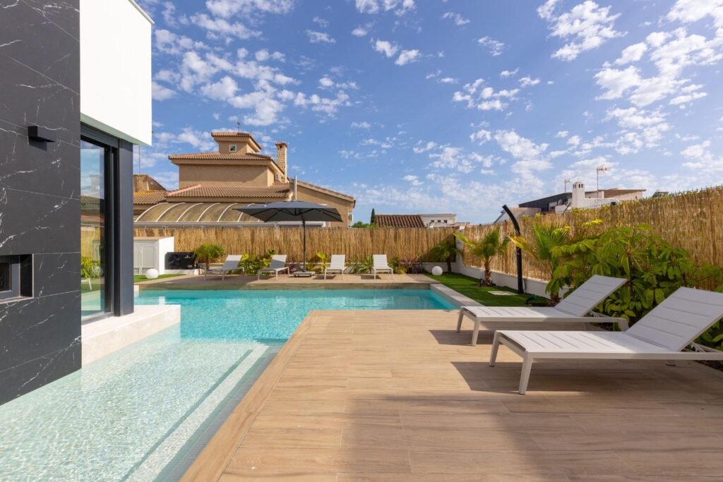 Moderne Luxusvilla mit Pool und Dachterrasse