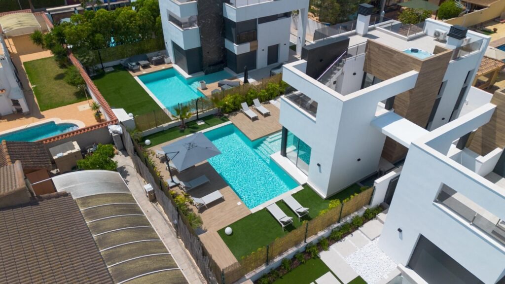 Moderne Luxusvilla mit Pool und Dachterrasse