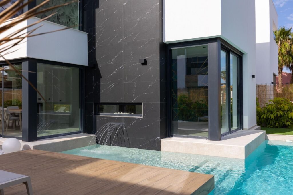 Moderne Luxusvilla mit Pool und Dachterrasse