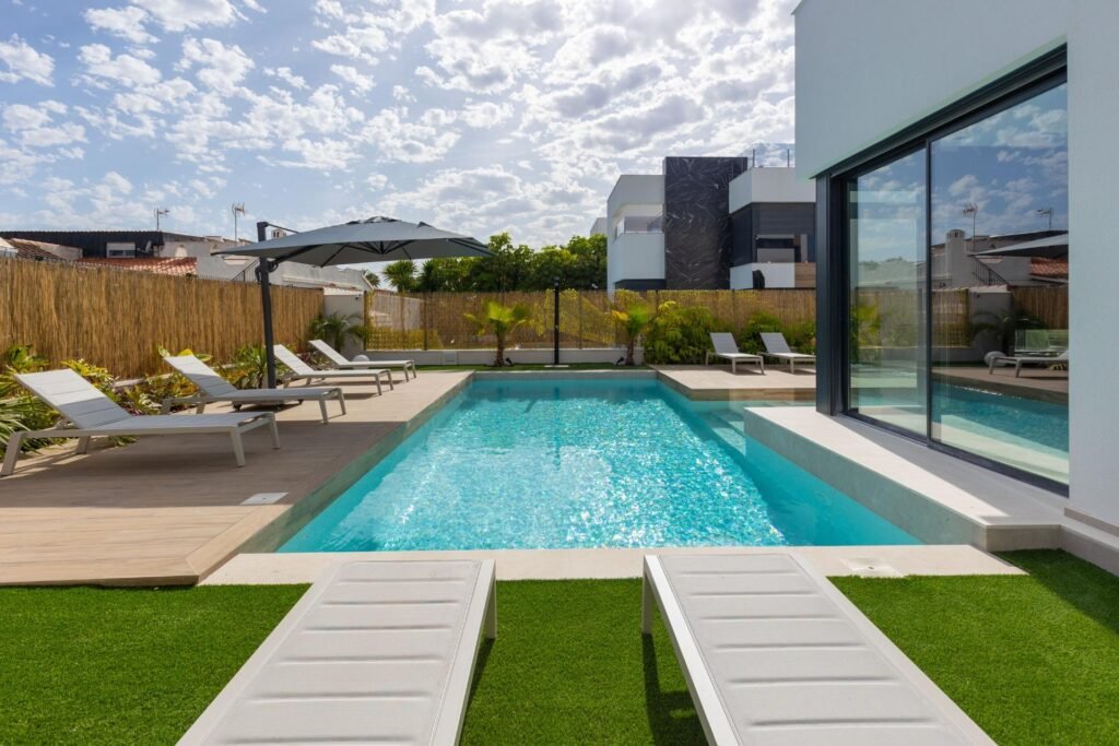 Moderne Luxusvilla mit Pool und Dachterrasse