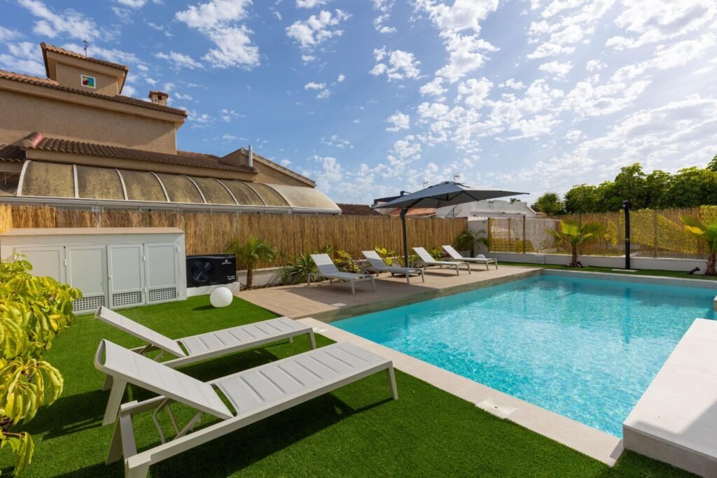 Moderne Luxusvilla mit Pool und Dachterrasse