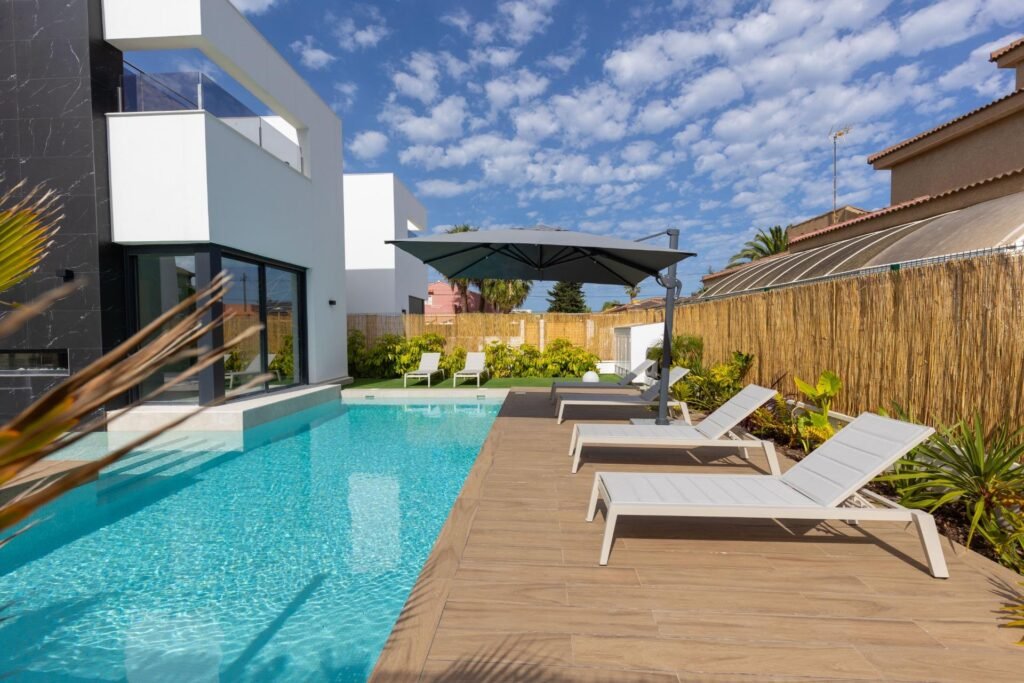 Moderne Luxusvilla mit Pool und Dachterrasse