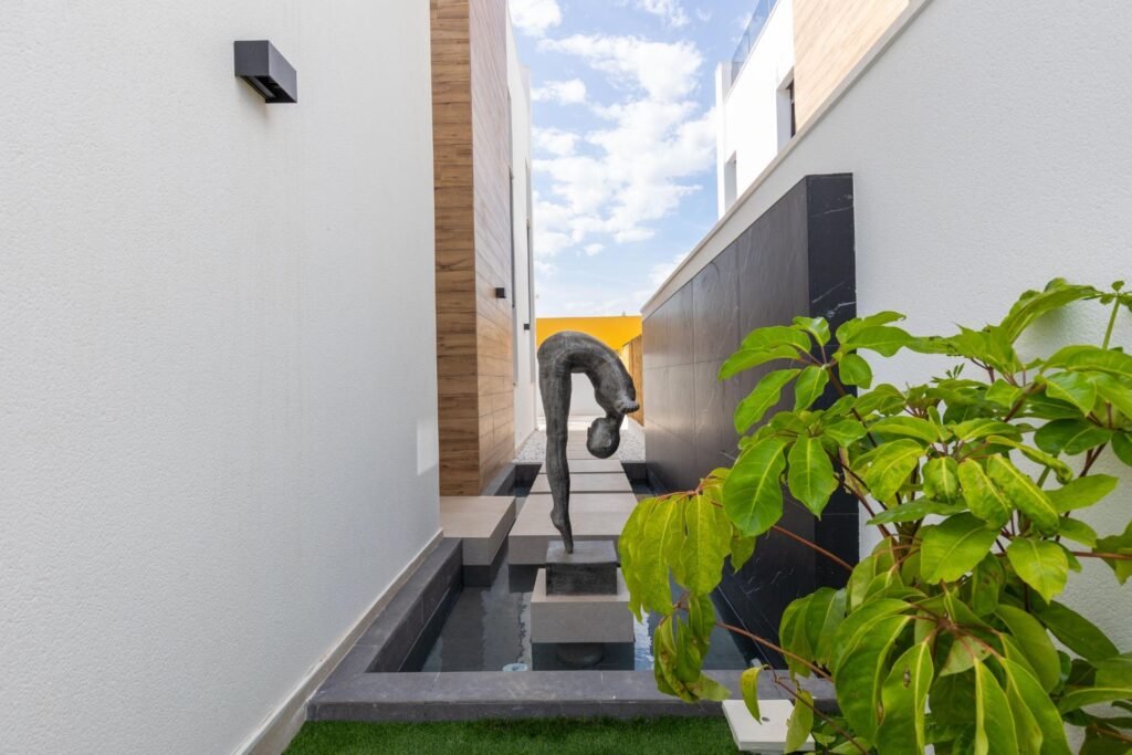 Moderne Luxusvilla mit Pool und Dachterrasse