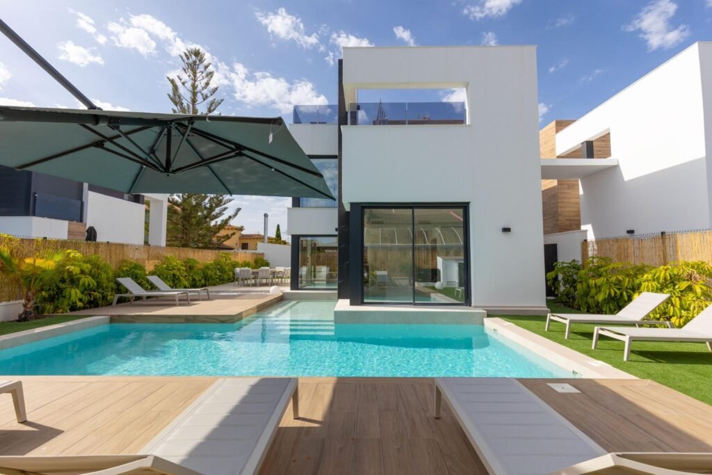 Moderne Luxusvilla mit Pool und Dachterrasse