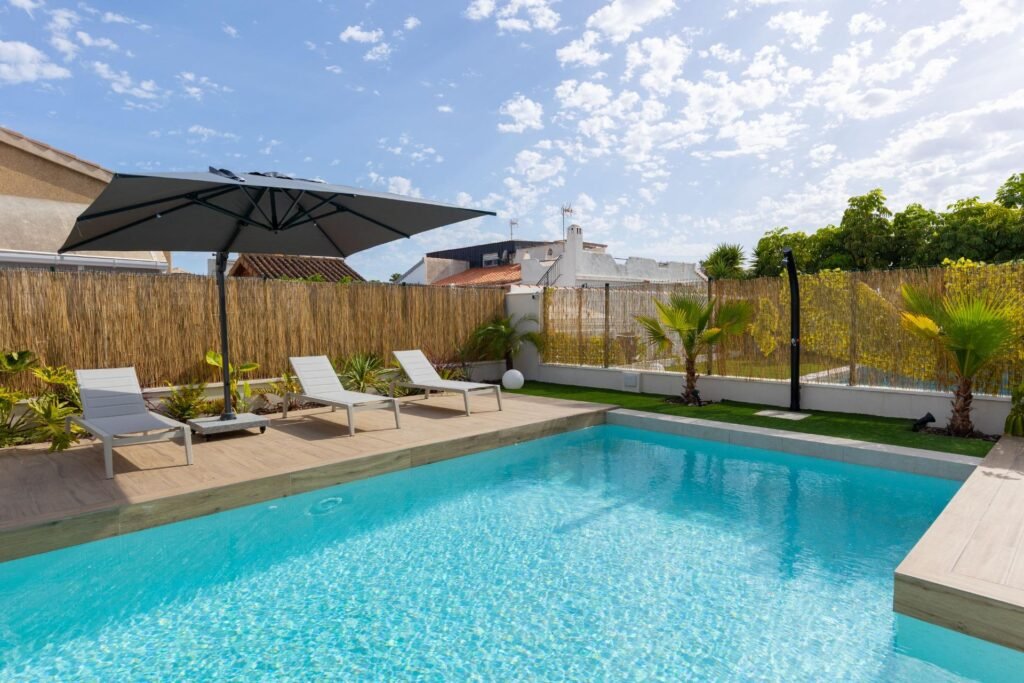 Moderne Luxusvilla mit Pool und Dachterrasse
