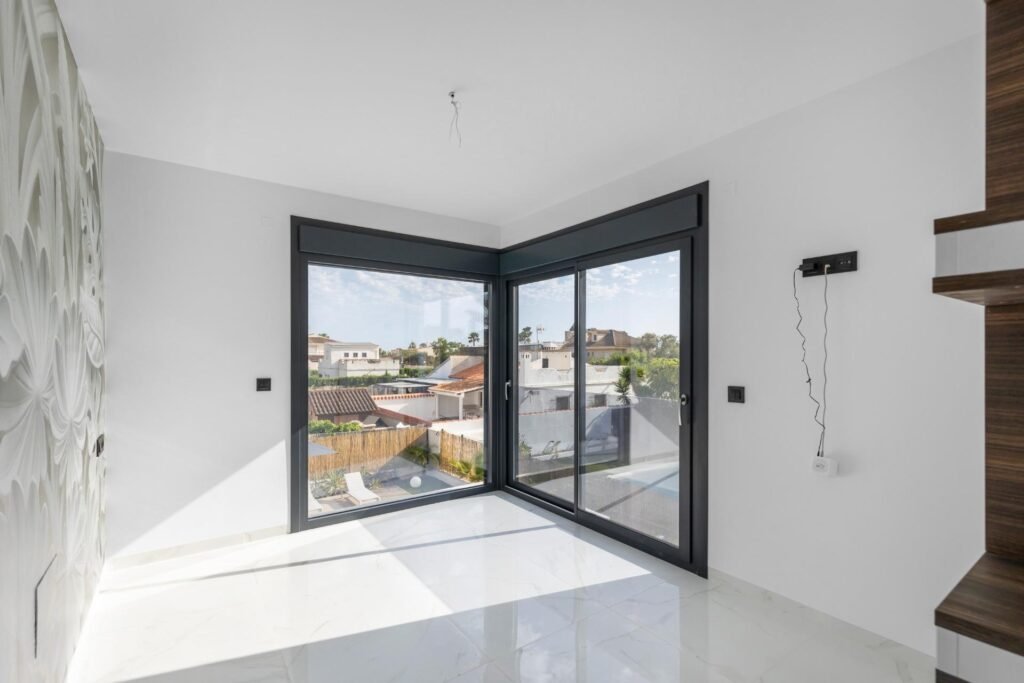 Moderne Luxusvilla mit Pool und Dachterrasse