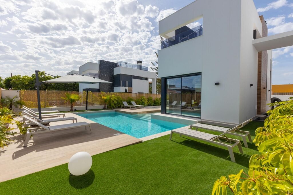 Moderne Luxusvilla mit Pool und Dachterrasse