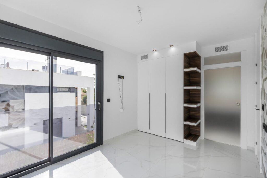 Moderne Luxusvilla mit Pool und Dachterrasse
