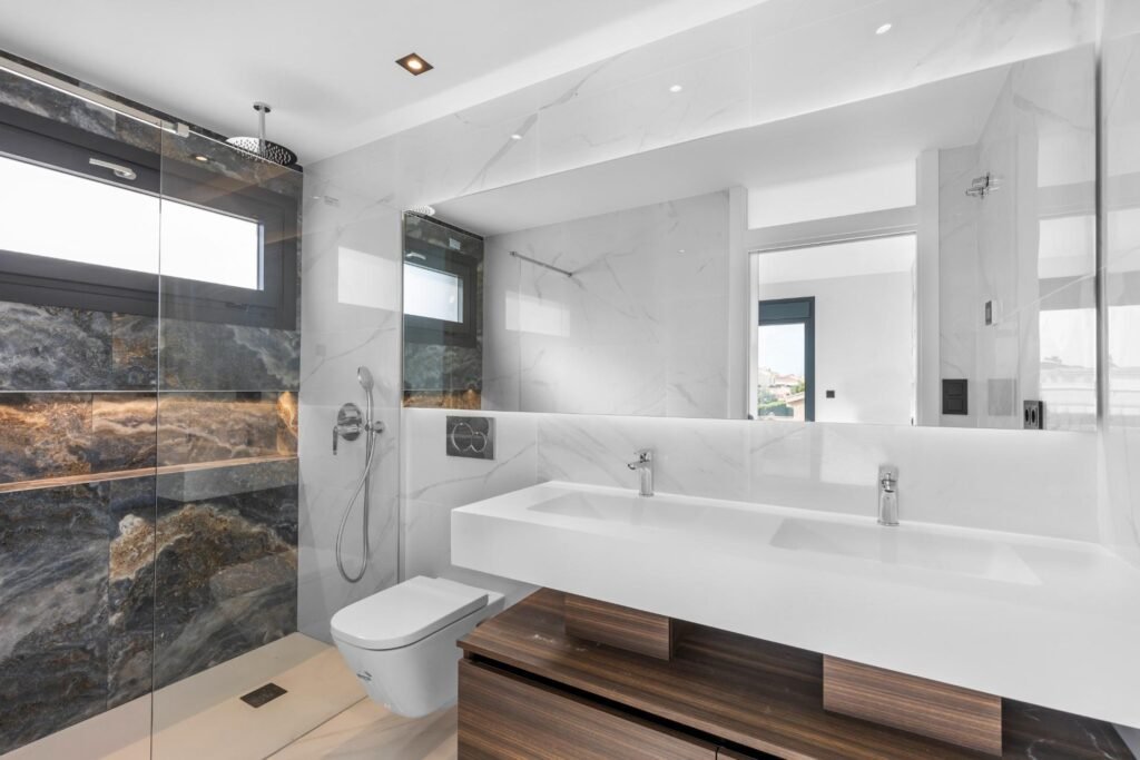 Moderne Luxusvilla mit Pool und Dachterrasse