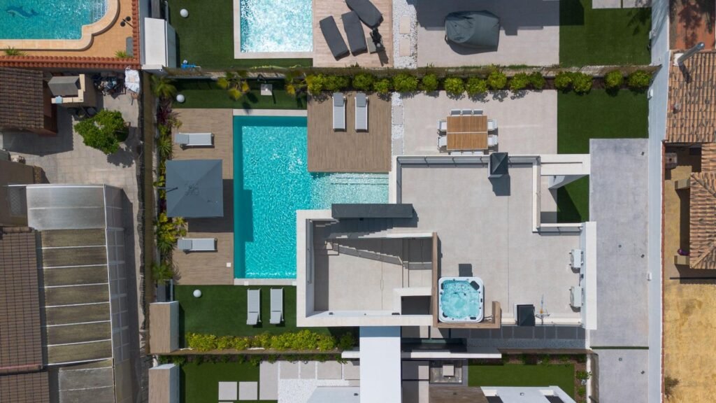 Moderne Luxusvilla mit Pool und Dachterrasse