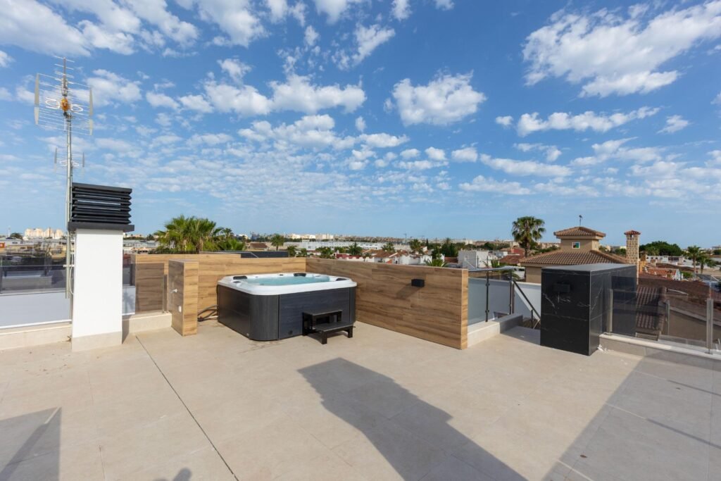 Moderne Luxusvilla mit Pool und Dachterrasse