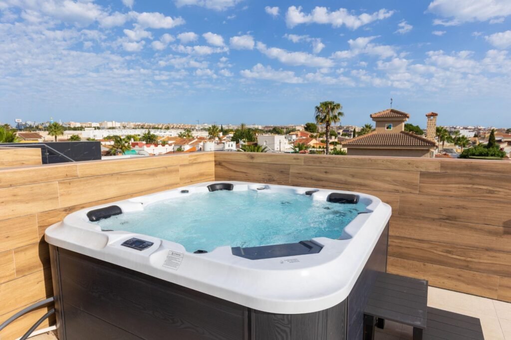 Moderne Luxusvilla mit Pool und Dachterrasse