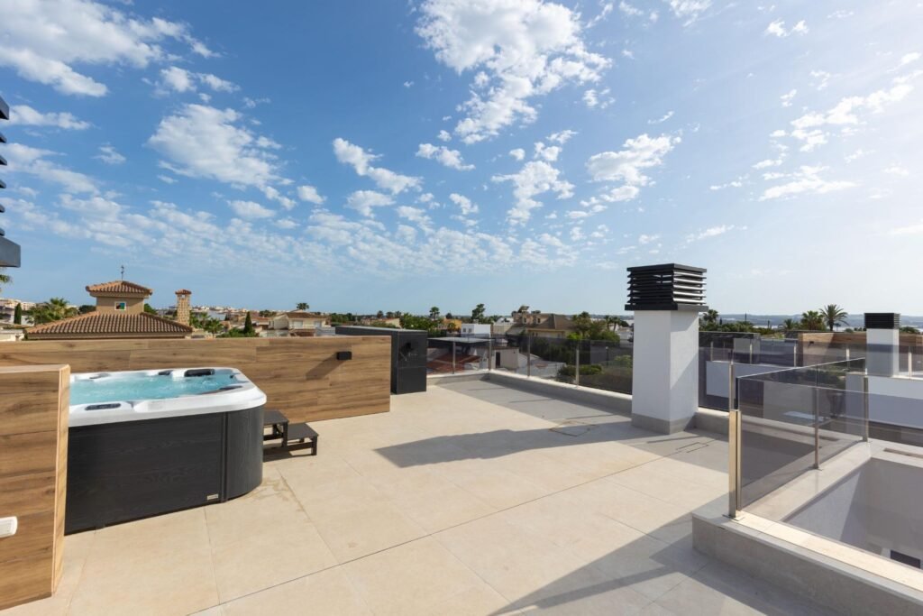 Moderne Luxusvilla mit Pool und Dachterrasse