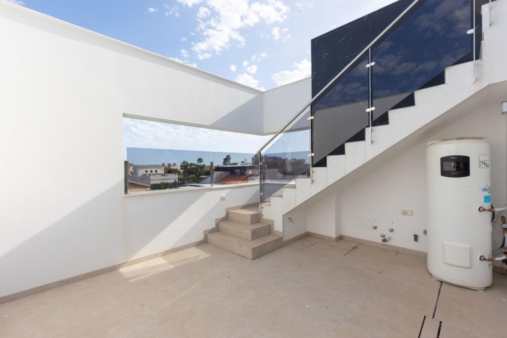 Moderne Luxusvilla mit Pool und Dachterrasse