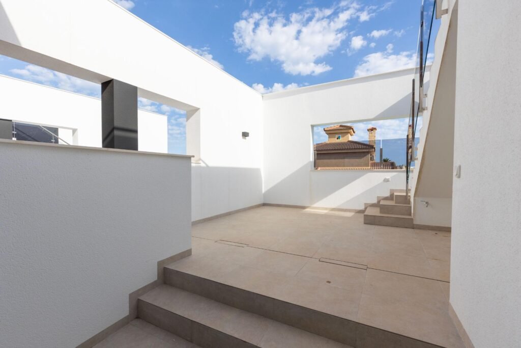 Moderne Luxusvilla mit Pool und Dachterrasse