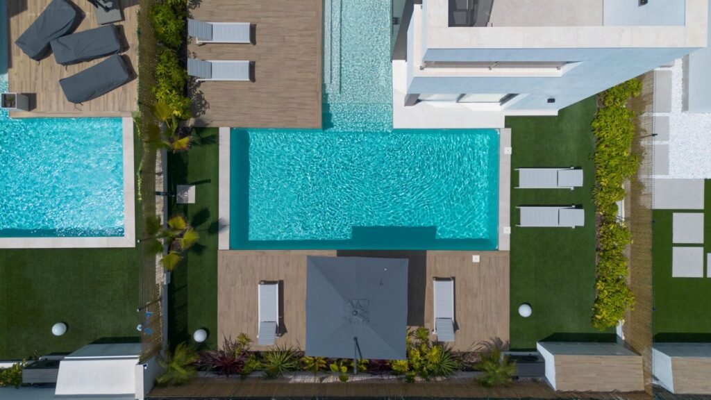 Moderne Luxusvilla mit Pool und Dachterrasse