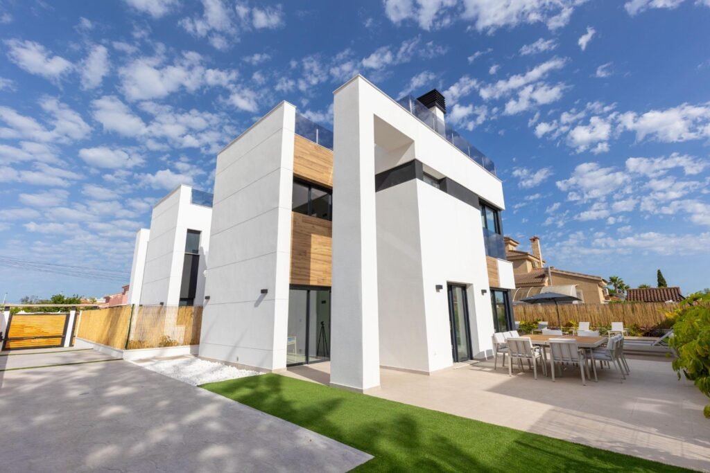 Moderne Luxusvilla mit Pool und Dachterrasse