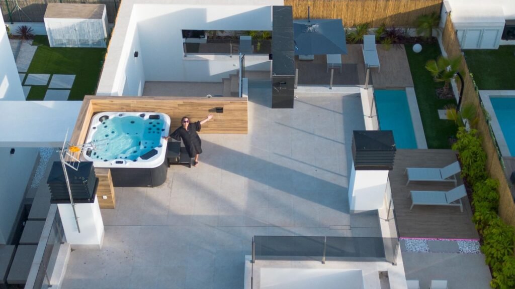 Moderne Luxusvilla mit Pool und Dachterrasse
