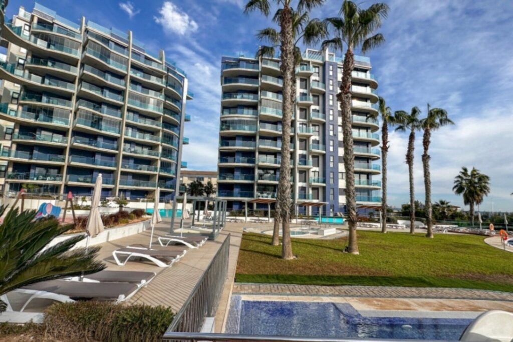 Moderni ja tyylikäs kolmio Torreviejassa – Laadukasta asumista huippusijainnilla