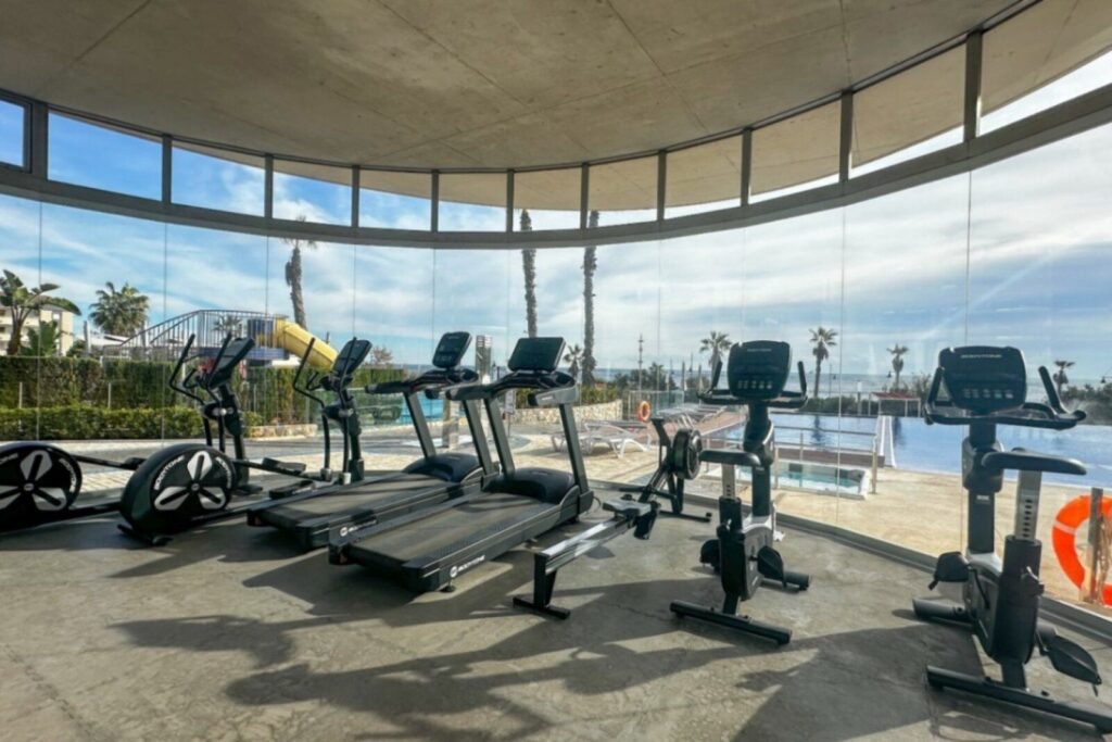 Moderni ja tyylikäs kolmio Torreviejassa – Laadukasta asumista huippusijainnilla