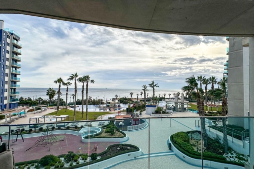 Moderni ja tyylikäs kolmio Torreviejassa – Laadukasta asumista huippusijainnilla