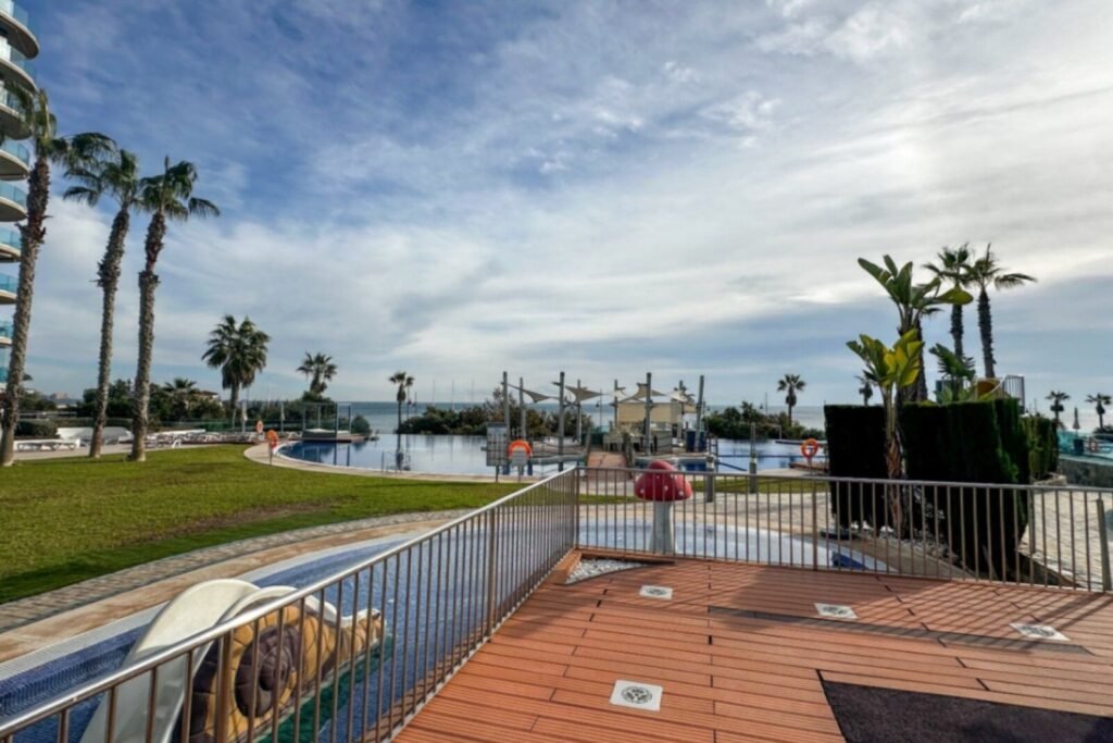 Moderni ja tyylikäs kolmio Torreviejassa – Laadukasta asumista huippusijainnilla