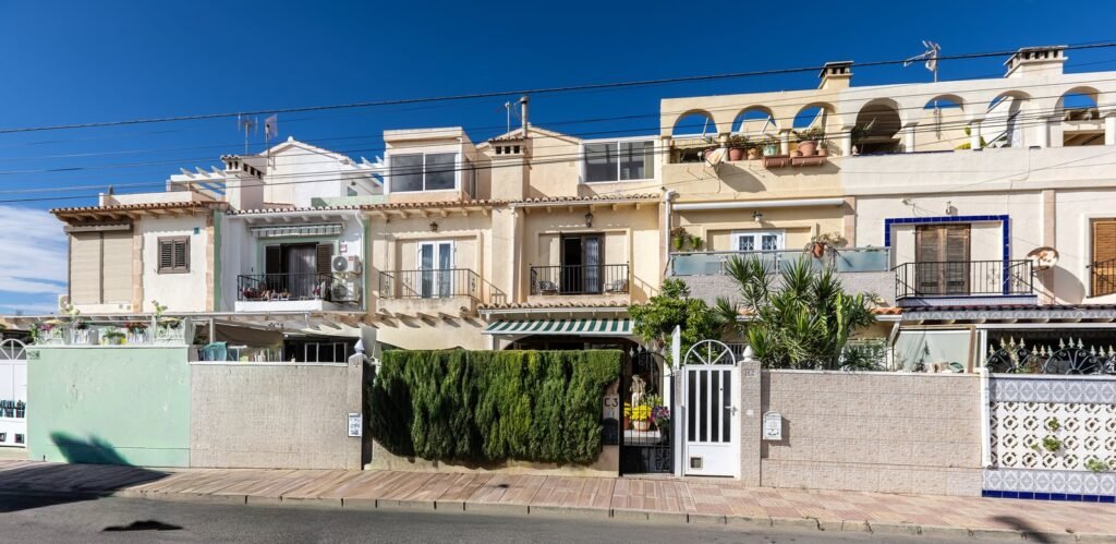 Sunny Townhouse with Private Yard & Rooftop Terrace in Quiet El Chaparral