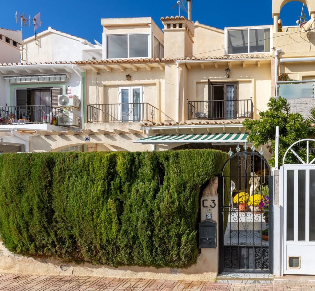 Sunny Townhouse with Private Yard & Rooftop Terrace in Quiet El Chaparral