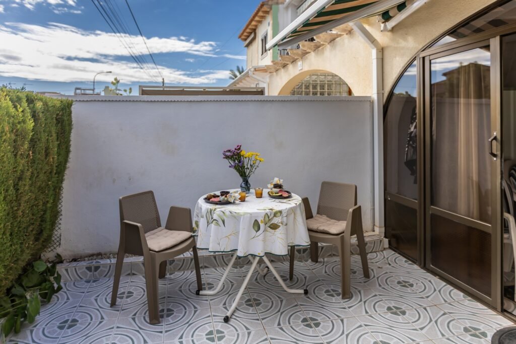 Sunny Townhouse with Private Yard & Rooftop Terrace in Quiet El Chaparral