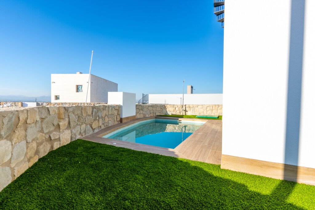 Valoisa design‑villa golfkentän reunalla – suuret sisätilat ja poikkeukselliset ulkoalueet