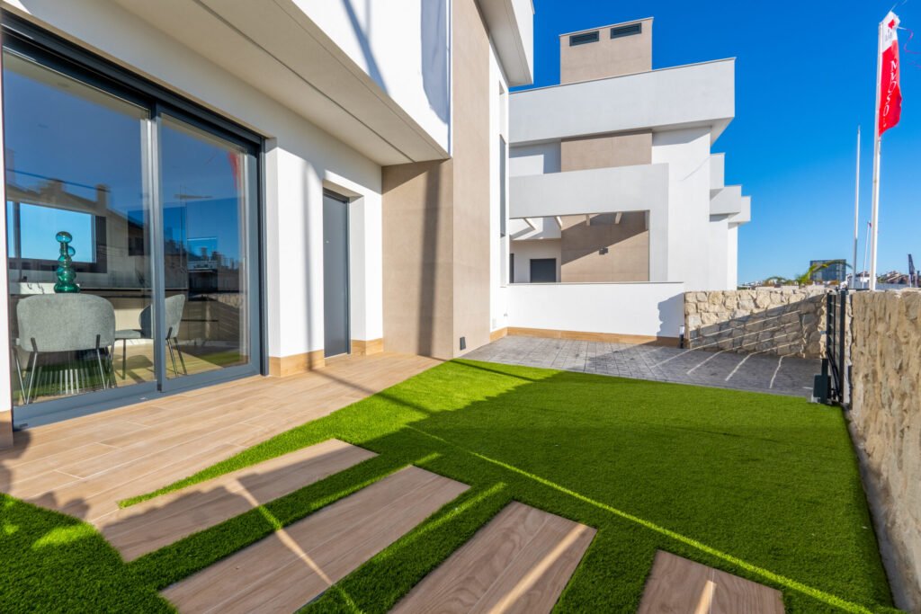 Valoisa design‑villa golfkentän reunalla – suuret sisätilat ja poikkeukselliset ulkoalueet